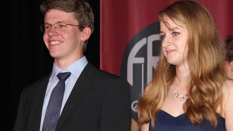 Zumindest einer hat gut lachen: Die 1,0-Absolventen Michael Wicklein und Ann-Kathrin Grimmer.