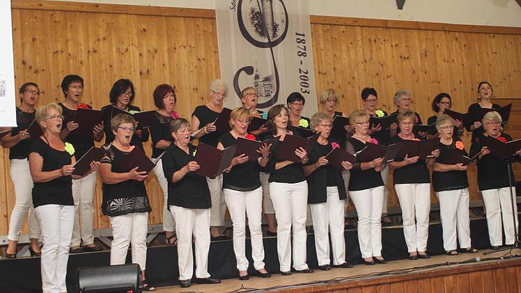 Blick in die Reihen des stimmgewaltigen "Frauenchores".