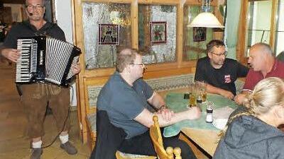 Klaus Wagner sorgte mit der Quetsch'n f&uuml;r Stimmung. Foto: M. Welker