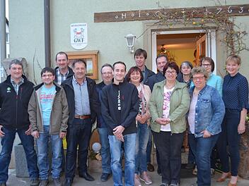 Das neue Führungsteam traf sich zum Kennenlernen in Ramsthal. Stefan Selbert, Andreas Schlemmbach, Martin Hahn, Albrecht Leurer, Rolf Herdt, Andreas Lutz (stellvertretender Kreisobmann), Edeltraud Häusler (Kreisbäuerin), Roland Bieberich, Edgar Thomas (Kreisobmann), Helene Greubel (stellvertetende Kreisbäuerin), Helene Bieberich, Kerstin Neder, Sigrid Kleinhenz und Anita Hoffmann.  Foto: Andreas Lomb