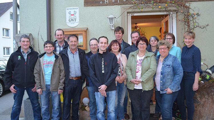 Das neue Führungsteam traf sich zum Kennenlernen in Ramsthal. Stefan Selbert, Andreas Schlemmbach, Martin Hahn, Albrecht Leurer, Rolf Herdt, Andreas Lutz (stellvertretender Kreisobmann), Edeltraud Häusler (Kreisbäuerin), Roland Bieberich, Edgar Thomas (Kreisobmann), Helene Greubel (stellvertetende Kreisbäuerin), Helene Bieberich, Kerstin Neder, Sigrid Kleinhenz und Anita Hoffmann.  Foto: Andreas Lomb