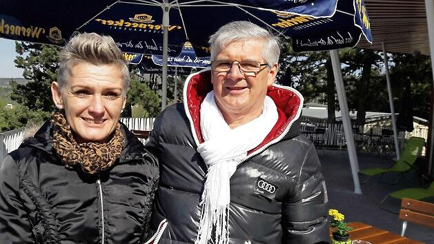 Die neuen P&auml;chter Monika und Ralf Schmidt richten den Weizenturm f&uuml;r die Freibadsaison her. Foto: Benedikt Borst