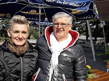 Die neuen Pächter Monika und Ralf Schmidt richten den Weizenturm für die Freibadsaison her. Foto: Benedikt Borst