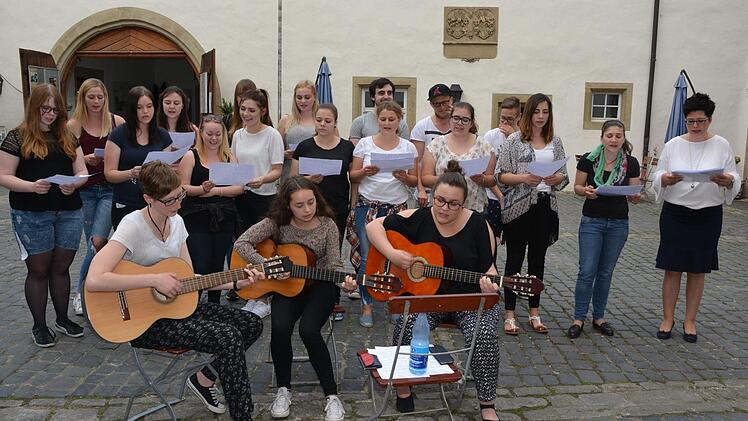 Die Klasse 1c der Fachakademie für Sozialpädagogik umrahmte die Vernissage mit nachdenklichen Liedern und Texten. Foto: Björn Hein