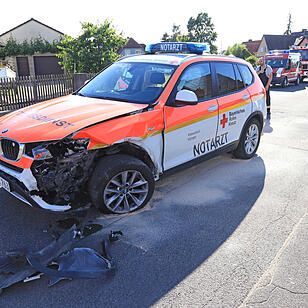 Einsatzfahrt endet in Verkehrsunfall - Mini und Notarzteinsatzfahrzeug kollidieren - Zwei Verletzte ins Krankenhaus