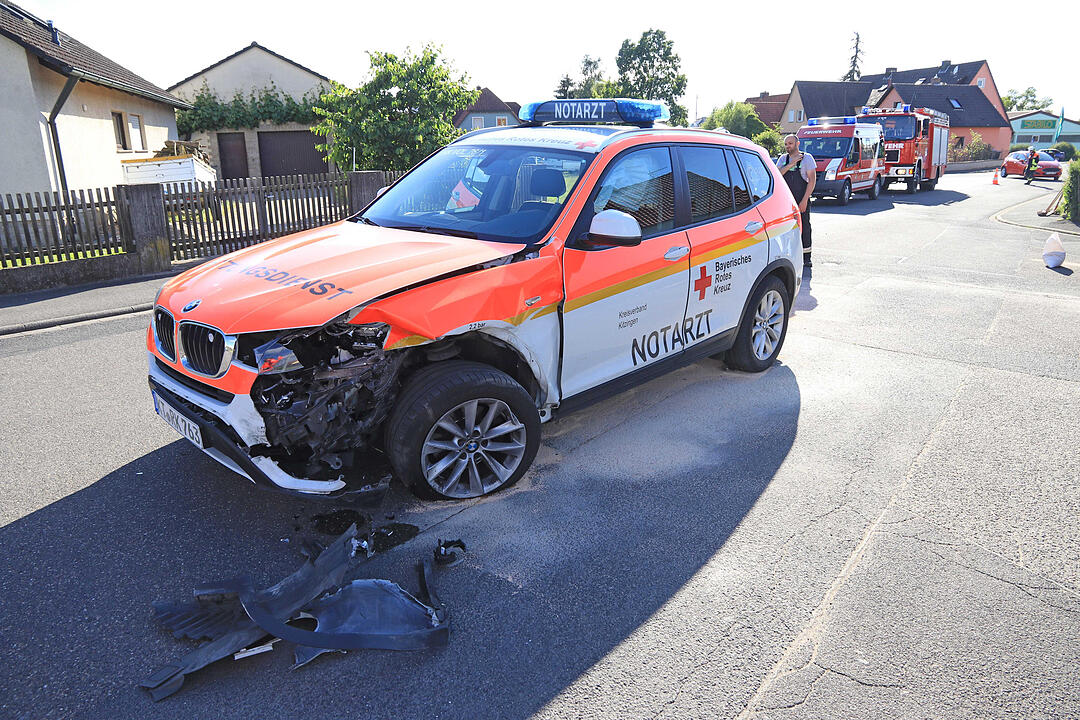 Einsatzfahrt endet in Verkehrsunfall - Mini und Notarzteinsatzfahrzeug kollidieren - Zwei Verletzte ins Krankenhaus