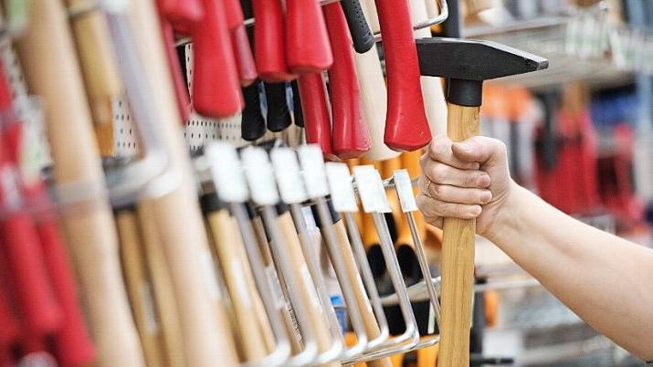 Weil er in Baumärkten wiederholt lange Finger gemacht hatte, hat das Kulmbacher Amtsgericht einen 49-Jährigen zu einer Berwährungsstrafe verurteilt. Symbolfoto: Jannis Mattar/dpa