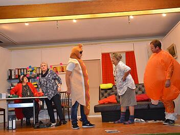 Die Models der Männervermittlungsagentur haben mitunter schweißtreibende Arbeit zu leisten (v. l.): Rita Vetter, Brigitte Löffler, Rüdiger Jungkunz, Maria Daum, Daniel BartschKarl-Heinz Hofmann