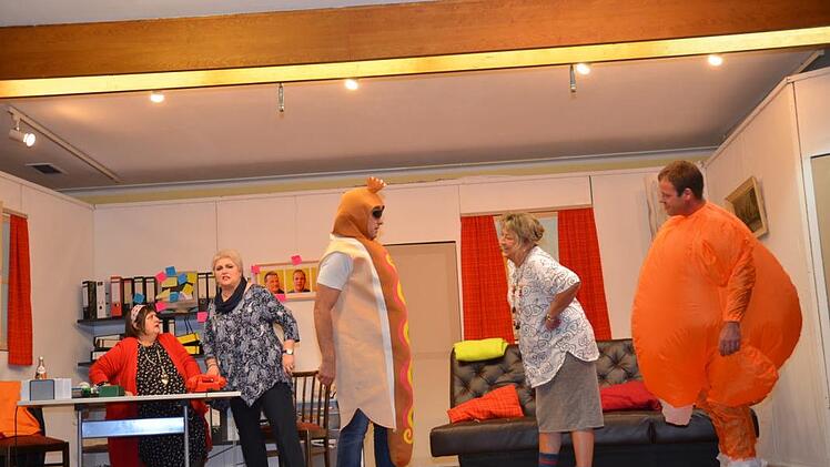 Die Models der Männervermittlungsagentur haben mitunter schweißtreibende Arbeit zu leisten (v. l.): Rita Vetter, Brigitte Löffler, Rüdiger Jungkunz, Maria Daum, Daniel BartschKarl-Heinz Hofmann