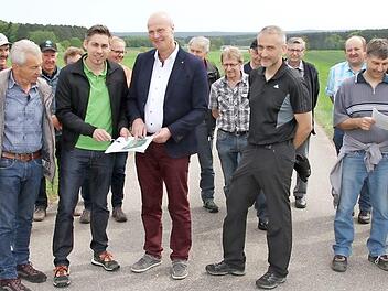 Die beiden Bürgermeister Torsten Gunselmann und Gerald Brehm begingen mit Stadt- und Gemeinderäten und Feldgeschworenen die gemeinsame Grenze.  Foto: Mathias Erlwein