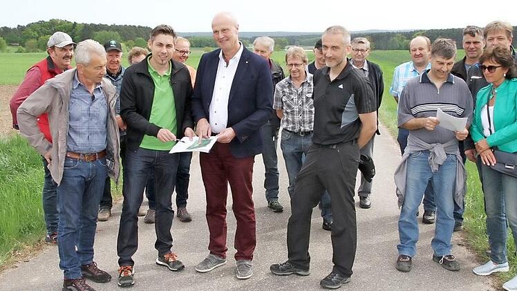 Die beiden Bürgermeister Torsten Gunselmann und Gerald Brehm begingen mit Stadt- und Gemeinderäten und Feldgeschworenen die gemeinsame Grenze.  Foto: Mathias Erlwein