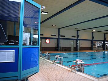 Noch ist der Arbeitsplatz der Badeaufsichten im Aquaria Coburg leer.  Foto: Christoph Wiedemann