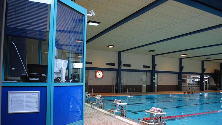 Noch ist der Arbeitsplatz der Badeaufsichten im Aquaria Coburg leer.  Foto: Christoph Wiedemann