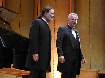 Christoph Prégardien und Michael Gees am Ende ihres begeisternden Abends mit Schubertliedern zu ‚Abschied und Reise' im Rossini-Saal