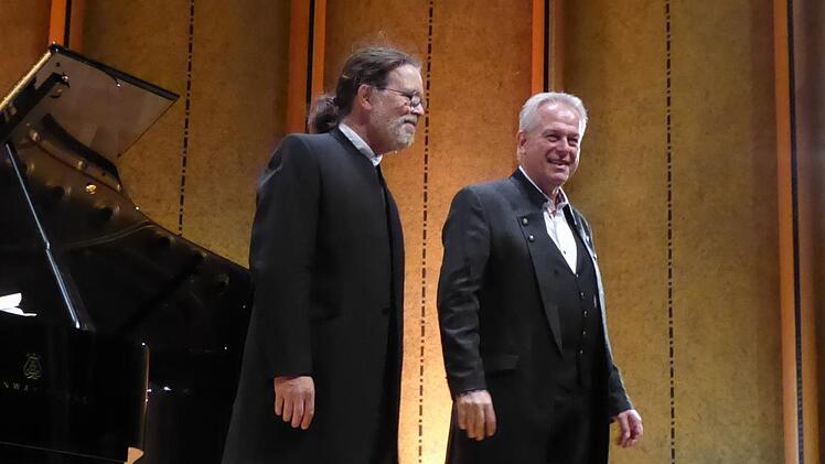 Christoph Prégardien und Michael Gees am Ende ihres begeisternden Abends mit Schubertliedern zu ‚Abschied und Reise' im Rossini-Saal