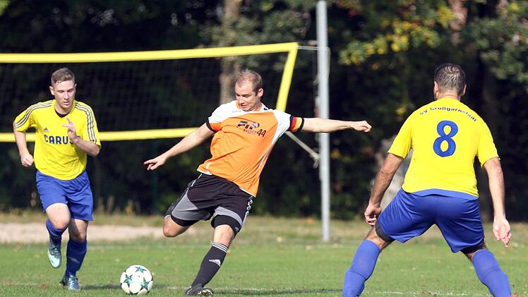 Der Niederf&uuml;llbacher Kapit&auml;n Sebastian Pirsch (beim Schuss) traf beim 3:1-Sieg seiner Mannschaft doppelt vom Elfmeterpunkt.  Fotos: Timo Geldner