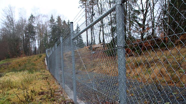 Viel Sicherheit um die Schule herum: Das Bundeswehrgelände ist mittlerweile eingezäunt. Foto: Julia Raab