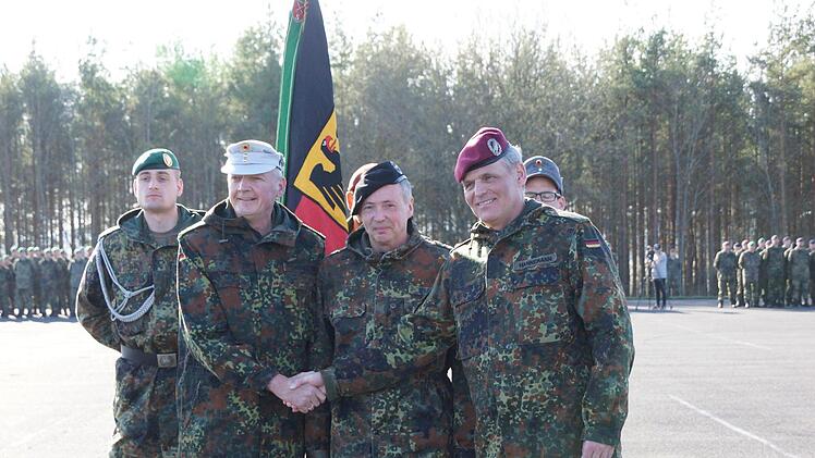 Übergabe: Der neue Hammelburger Kommandeur, Brigadegeneral Michael Matz, mit Generalmajor Norbert Wagner und Brigadegeneral Andreas Hannemann.  Foto: Arkadius Guzy
