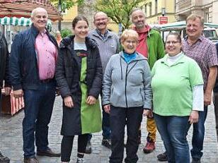 Die neun Direktvermarkter des Coburger Bauernmarktes freuen sich auf ihre Gäste, die am Samstag herzlich willkommen sind.  Foto: Gabi Bertram