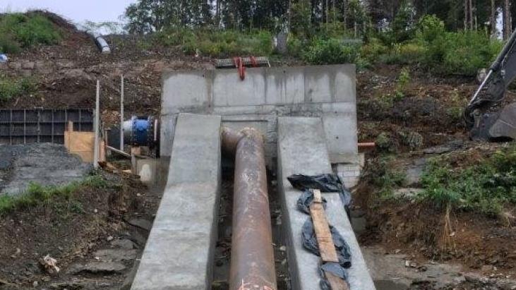 Derzeit wird der Inliner aus Stahl - hier mit den entsprechenden Betonwiderlagern - &uuml;ber den Damm der Talsperre verlegt.  Fotos: Wasserwirtschaftsamt Kronach