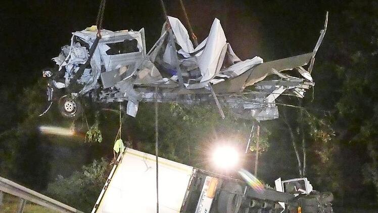 Mit einem Schwerlastkran wurden die beiden Unfallfahrzeuge geborgen. Fotos: Christian Licha
