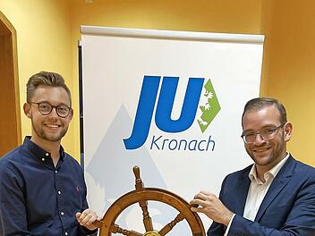 Markus Oesterlein (rechts) überreicht das Steuer für den JU-Kreisverband Kronach an den neuen Kreisvorsitzenden Marius Bittner.