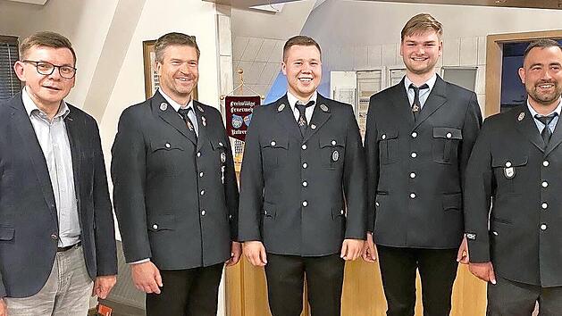 B&uuml;rgermeister Armin Warmuth (von links), bisheriger 1. Vorsitzender Andreas Heilmann, neuer (14.) Vorsitzender Maurice Schneider, neuer 2. Vorsitzender Jan&iacute;k H&uuml;fner, 1. Kommandant Dennis Frey.