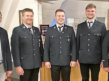 B&uuml;rgermeister Armin Warmuth (von links), bisheriger 1. Vorsitzender Andreas Heilmann, neuer (14.) Vorsitzender Maurice Schneider, neuer 2. Vorsitzender Jan&iacute;k H&uuml;fner, 1. Kommandant Dennis Frey.