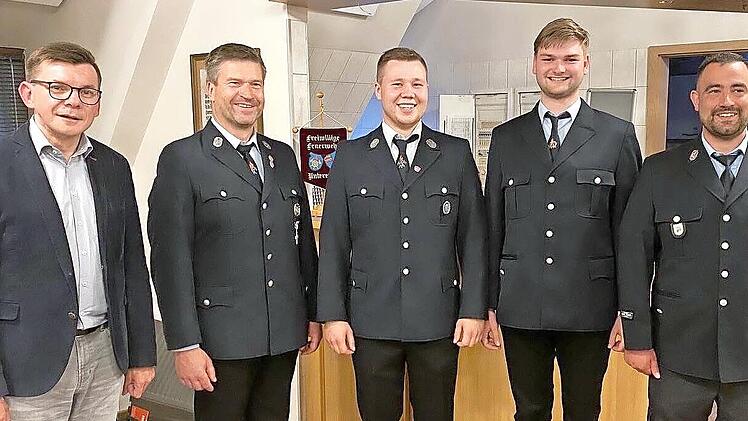 B&uuml;rgermeister Armin Warmuth (von links), bisheriger 1. Vorsitzender Andreas Heilmann, neuer (14.) Vorsitzender Maurice Schneider, neuer 2. Vorsitzender Jan&iacute;k H&uuml;fner, 1. Kommandant Dennis Frey.