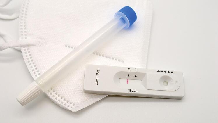 Wenn du dich in der Arbeit mit dem Coronavirus angesteckt hast, zählt die Infektion unter Umständen als Berufskrankheit.