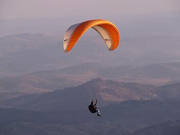 Gleitschirmflieger st&uuml;rzt im Kreis Main-Spessart in Wald