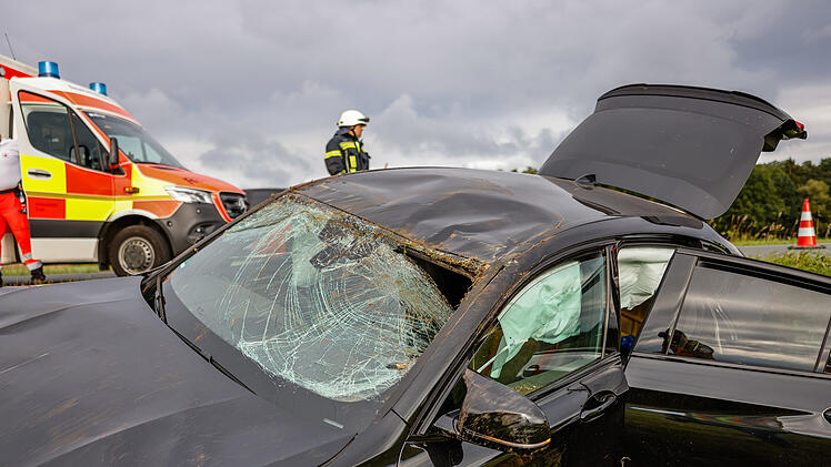 Missgl&uuml;cktes &Uuml;berholman&ouml;ver: SUV &uuml;berschl&auml;gt sich mehrfach