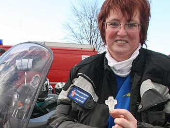 Maria Böhm hat erst mit 44 begonnen, selbst Motorrad zu fahren: Das kleine Kreuz ist immer dabei. Fotos: Sonja Adam