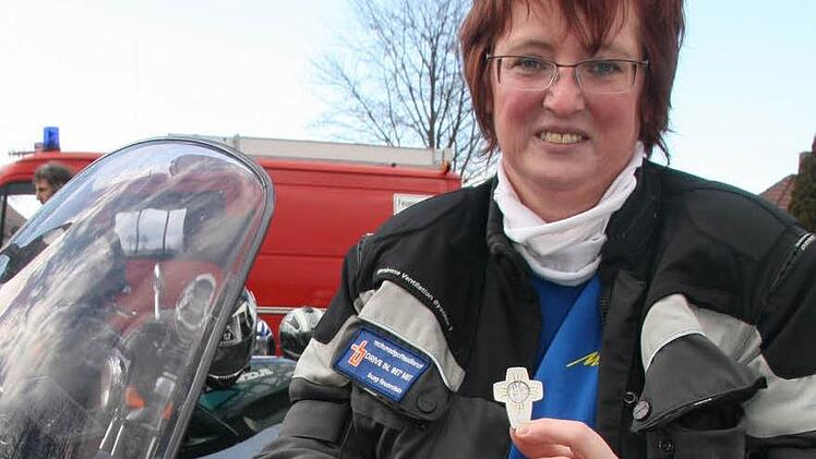 Maria Böhm hat erst mit 44 begonnen, selbst Motorrad zu fahren: Das kleine Kreuz ist immer dabei. Fotos: Sonja Adam
