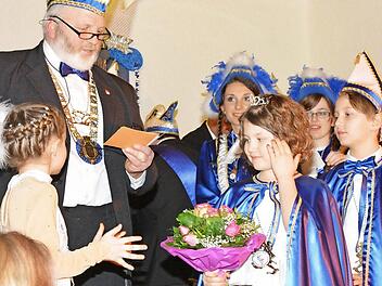Das Kinderprinzenpaar Paul Müller-Gärtner und Greta Kunzelmann eröffnen zusammen mit Sitzungspräsident Hans Meyer den "Bunten Abend" der "Concordia" Maroldsweisach. Fotos: Gerhard Schmidt