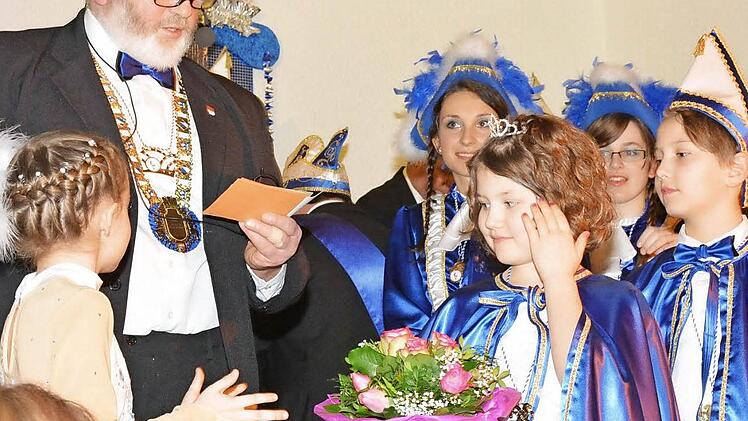 Das Kinderprinzenpaar Paul Müller-Gärtner und Greta Kunzelmann eröffnen zusammen mit Sitzungspräsident Hans Meyer den "Bunten Abend" der "Concordia" Maroldsweisach. Fotos: Gerhard Schmidt