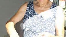 Elisabeth Schmitt bereitet die traditionellen Kleukheimer "Hündla" vor, ein Gebäck aus Roggen- und Weizenmehl.