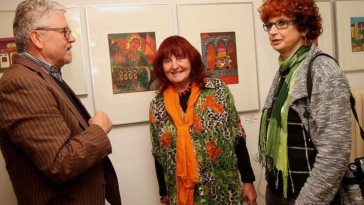 Spezialisten von der "Schweinfurter Radierwerkstatt" unter sich, (von links) Dieter Kraft, Felice Casper und Gerda Birken vor Radier-Werken.