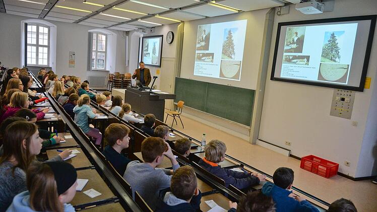 Am Samstag ging es an der Bamberger Kinder-Uni um die Frage, ob Bäume Tagebuch schreiben. Foto: Ronald Rinklef