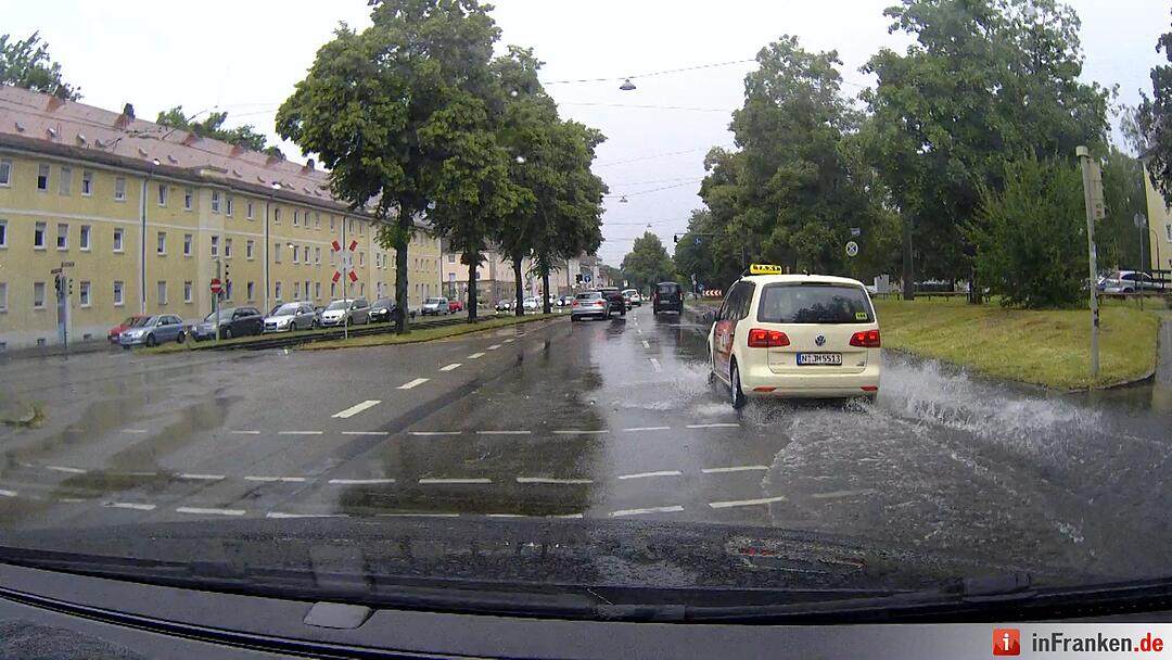 Starkregen sorgt fuer Verkehrschaos in Nuernberg