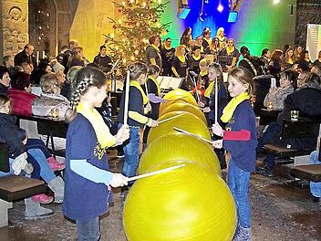 Viel Rhythmusgef&uuml;hl zeigte der Chornachwuchs beim rhythmischen Schlagen auf gro&szlig;en Gymnastikb&auml;llen zu "Viva la Vida". Foto: Heike Sch&uuml;lein