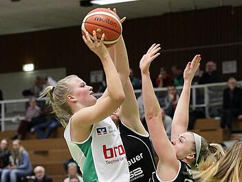 Magdalena Landwehr (l.) steigt gegen zwei Wasserburgerinnen zum Wurf hoch. Fotos: sportpress