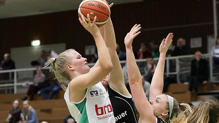 Magdalena Landwehr (l.) steigt gegen zwei Wasserburgerinnen zum Wurf hoch. Fotos: sportpress