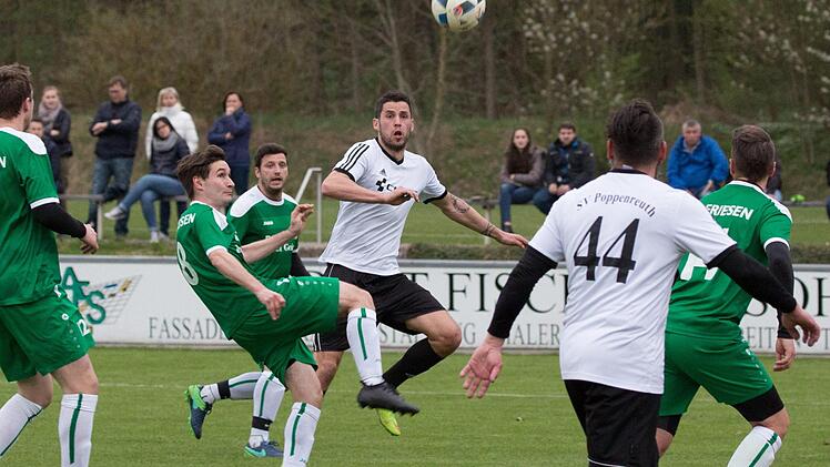 Szene vom Bezirksliga-Spiel SV Friesen - SV Poppenreuth.  Foto: Heinrich Weiß