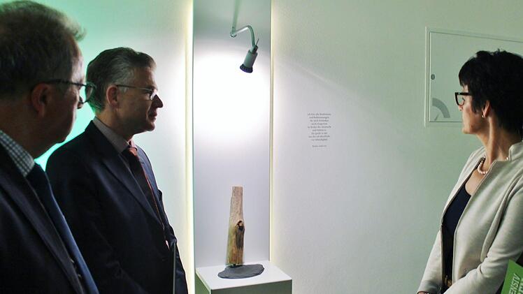 Die Skulptur Lebensfluss betrachten (von links) stellvertr. Landrat Emil Müller, Sparkassenchef Roland Friedrich, Petra Leiner, 3. Bürgermeister Thomas Leiner. Foto: Werner Vogel
