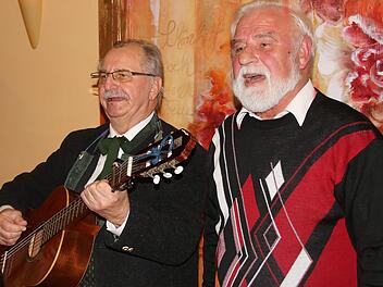 Edmund Seller (links) und Eugen Albert (rechts) haben viel gemeinsam. Beide stammen aus Waldfenster und  wollten Priester werden. Doch beide wurden dann Lehrer, Albert danach noch Bürgermeister. Foto: Dieter Britz