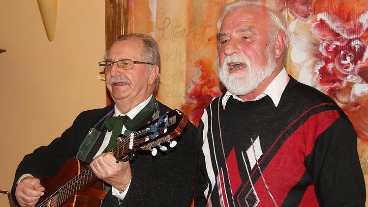 Edmund Seller (links) und Eugen Albert (rechts) haben viel gemeinsam. Beide stammen aus Waldfenster und  wollten Priester werden. Doch beide wurden dann Lehrer, Albert danach noch Bürgermeister. Foto: Dieter Britz