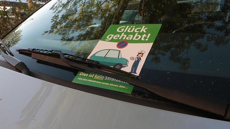Ab 2. Mai steckt hinter dem Scheibenwischer ein Knöllchen.  Foto: Hofbauer