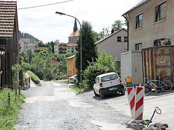 Wenn die Straße vor der Haustür saniert wurde, mussten im Landkreis Kronach nicht selten Anwohner viel Geld bezahlen. In der Steinberger Grieser Straße, wo derzeit der dritte Bauabschnitt läuft, ist das letzte Wort über die Kostenverteilung noch nicht gesprochen.  Foto: Andreas Schmitt