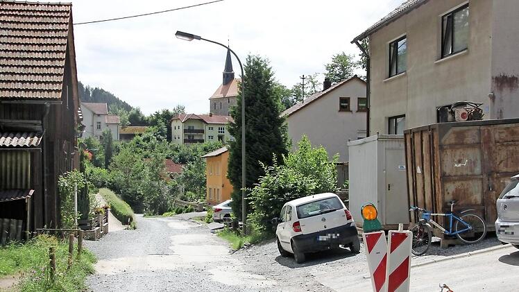 Wenn die Straße vor der Haustür saniert wurde, mussten im Landkreis Kronach nicht selten Anwohner viel Geld bezahlen. In der Steinberger Grieser Straße, wo derzeit der dritte Bauabschnitt läuft, ist das letzte Wort über die Kostenverteilung noch nicht gesprochen.  Foto: Andreas Schmitt